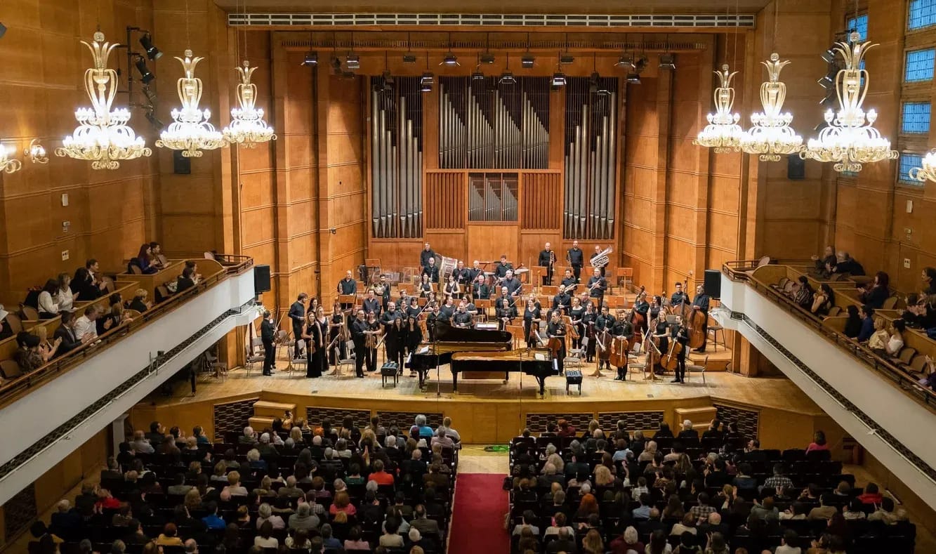 Concert photo: Katia and Marielle Labèque under the baton of Nayden Todorov (02.04.2023)