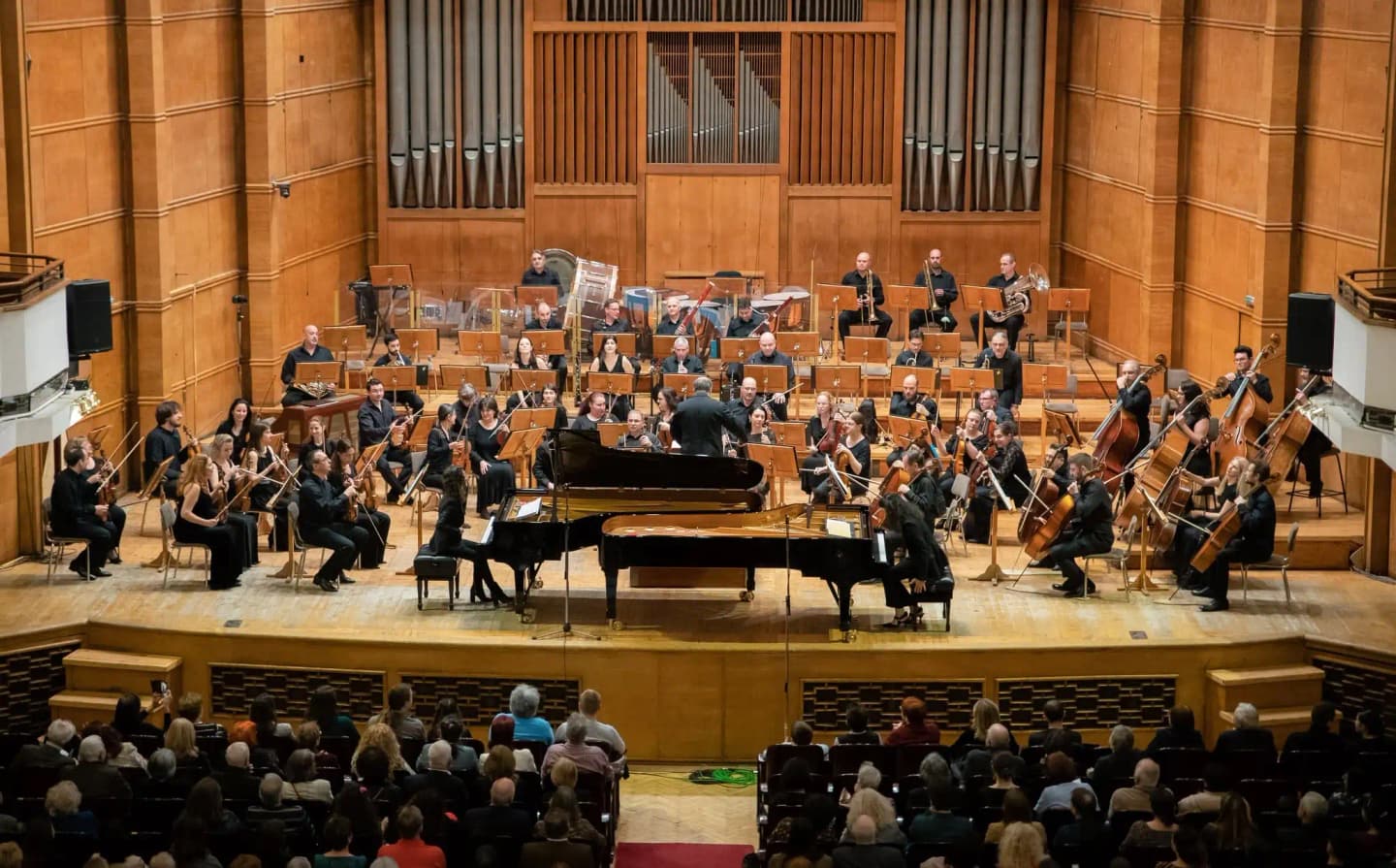 Concert photo: Katia and Marielle Labèque under the baton of Nayden Todorov (02.04.2023)