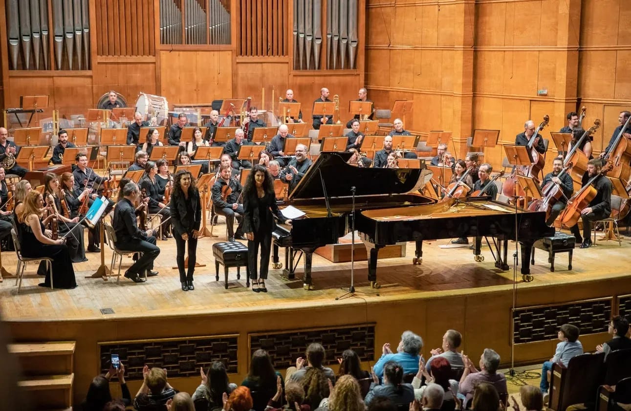 Concert photo: Katia and Marielle Labèque under the baton of Nayden Todorov (02.04.2023)