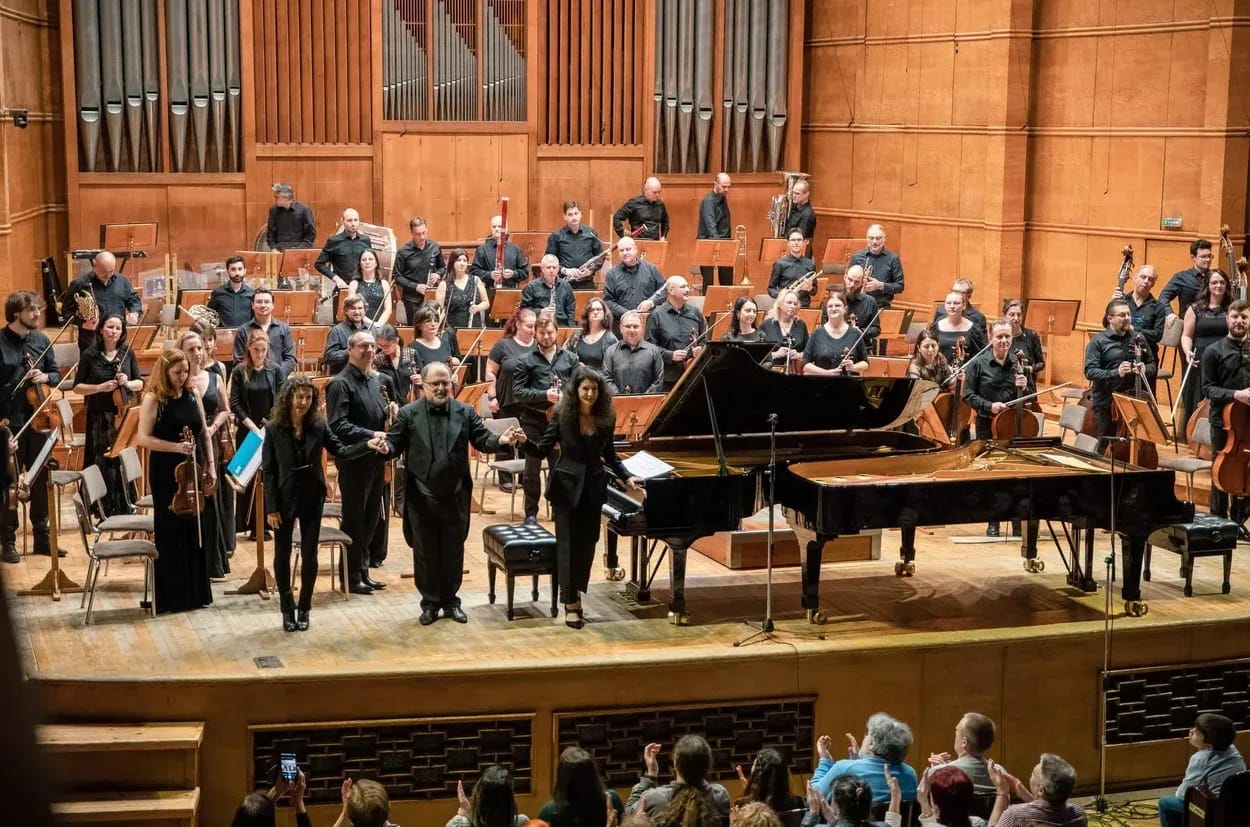Concert photo: Katia and Marielle Labèque under the baton of Nayden Todorov (02.04.2023)