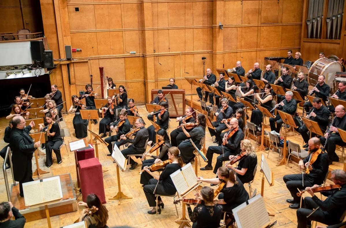 Concert photo: Katia and Marielle Labèque under the baton of Nayden Todorov (02.04.2023)