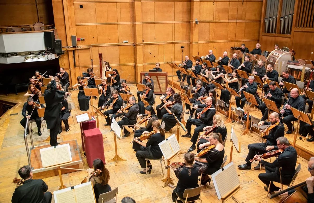 Concert photo: Katia and Marielle Labèque under the baton of Nayden Todorov (02.04.2023)