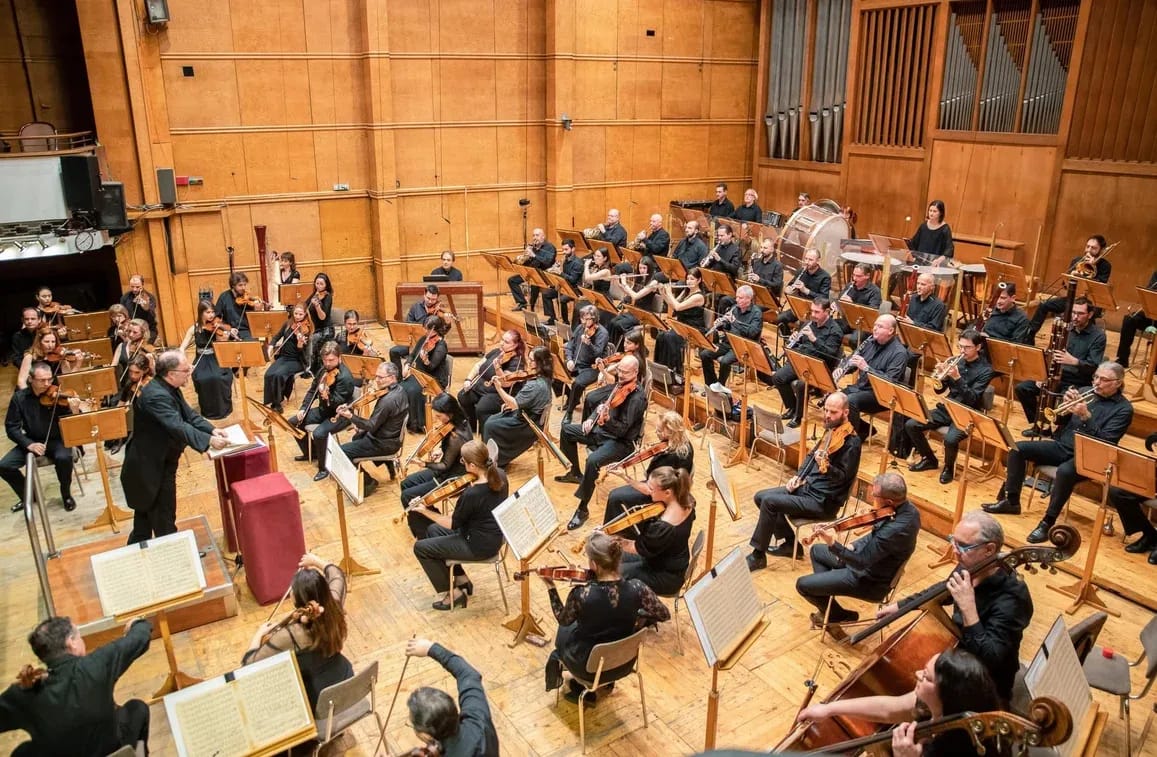 Concert photo: Katia and Marielle Labèque under the baton of Nayden Todorov (02.04.2023)