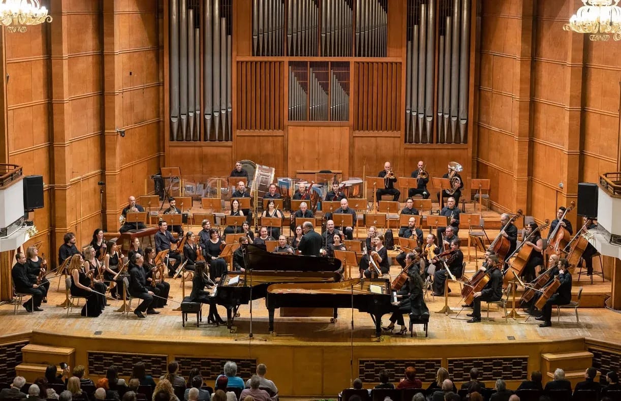 Concert photo: Katia and Marielle Labèque under the baton of Nayden Todorov (02.04.2023)