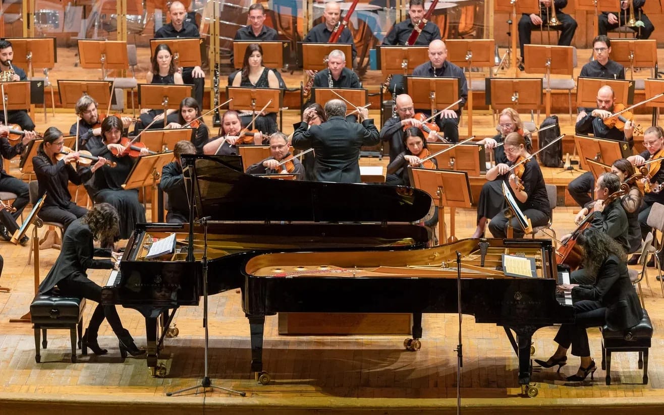 Concert photo: Katia and Marielle Labèque under the baton of Nayden Todorov (02.04.2023)