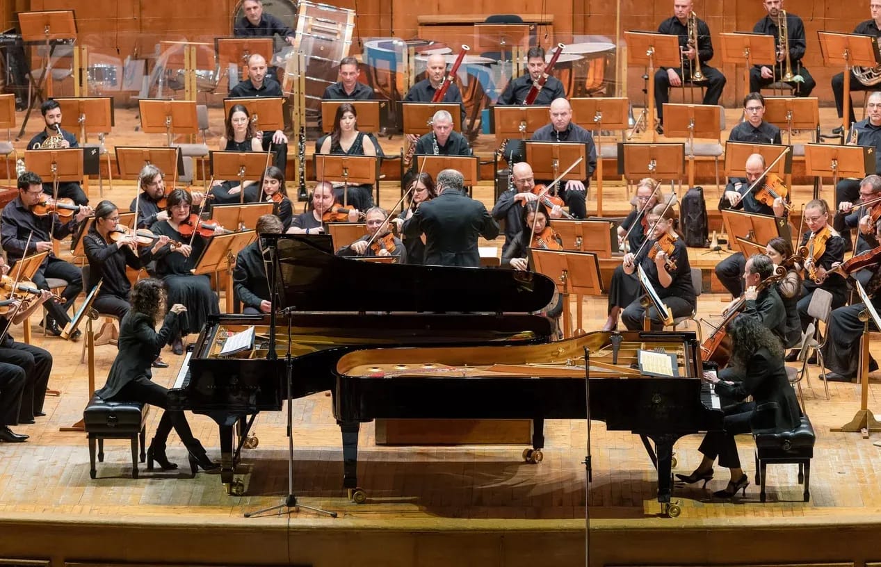 Concert photo: Katia and Marielle Labèque under the baton of Nayden Todorov (02.04.2023)