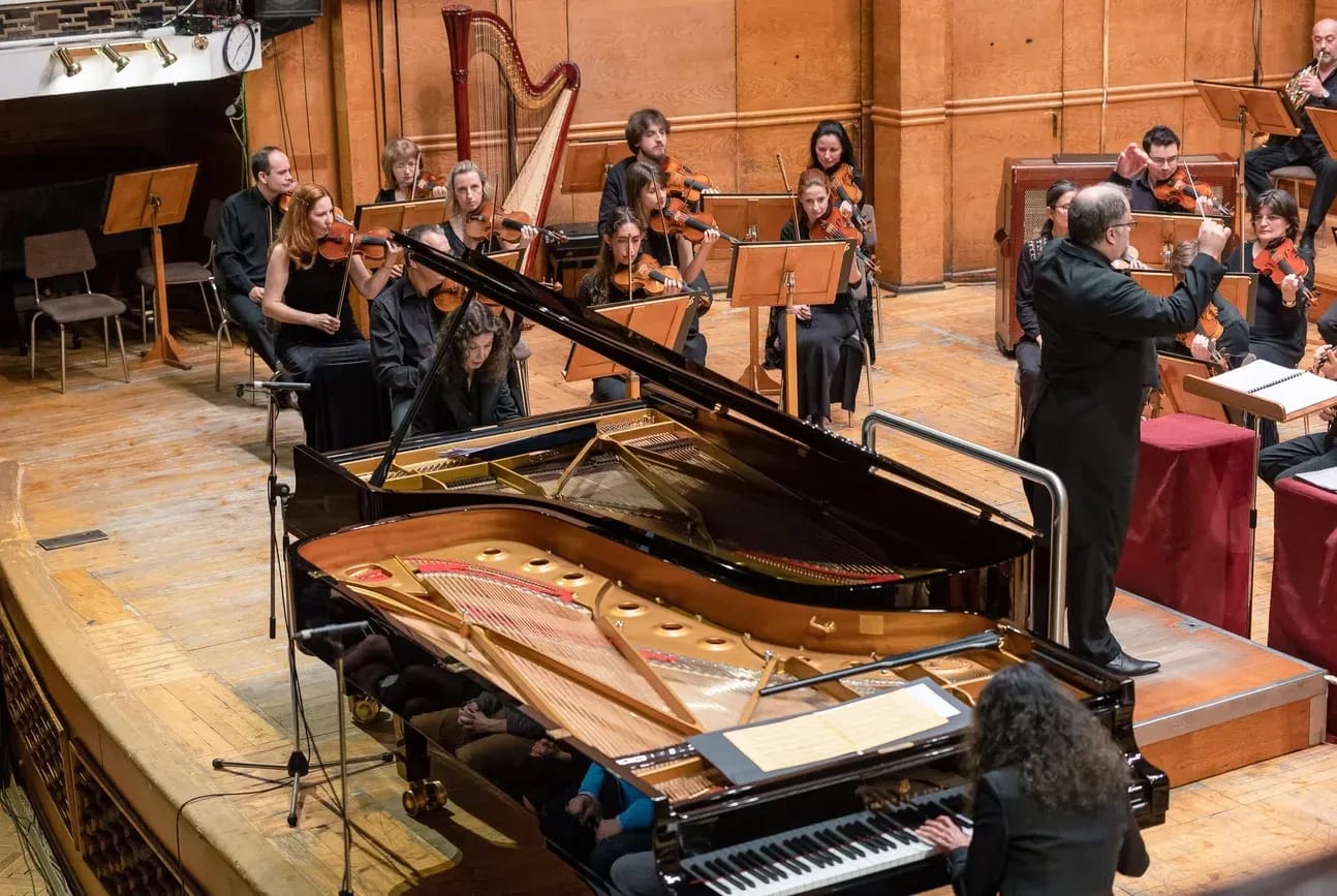 Concert photo: Katia and Marielle Labèque under the baton of Nayden Todorov (02.04.2023)