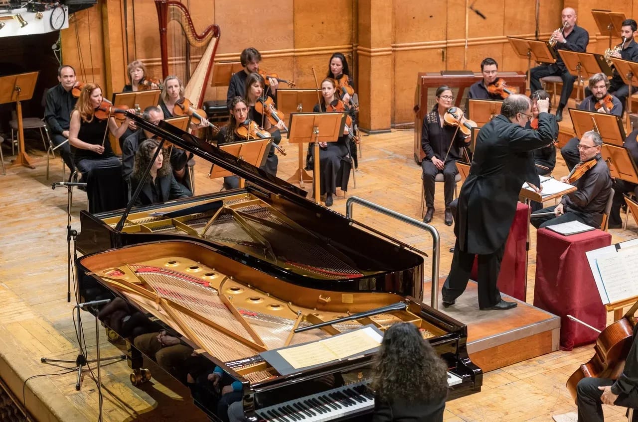 Concert photo: Katia and Marielle Labèque under the baton of Nayden Todorov (02.04.2023)