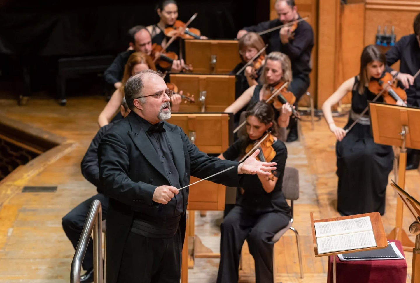 Concert photo: Katia and Marielle Labèque under the baton of Nayden Todorov (02.04.2023)