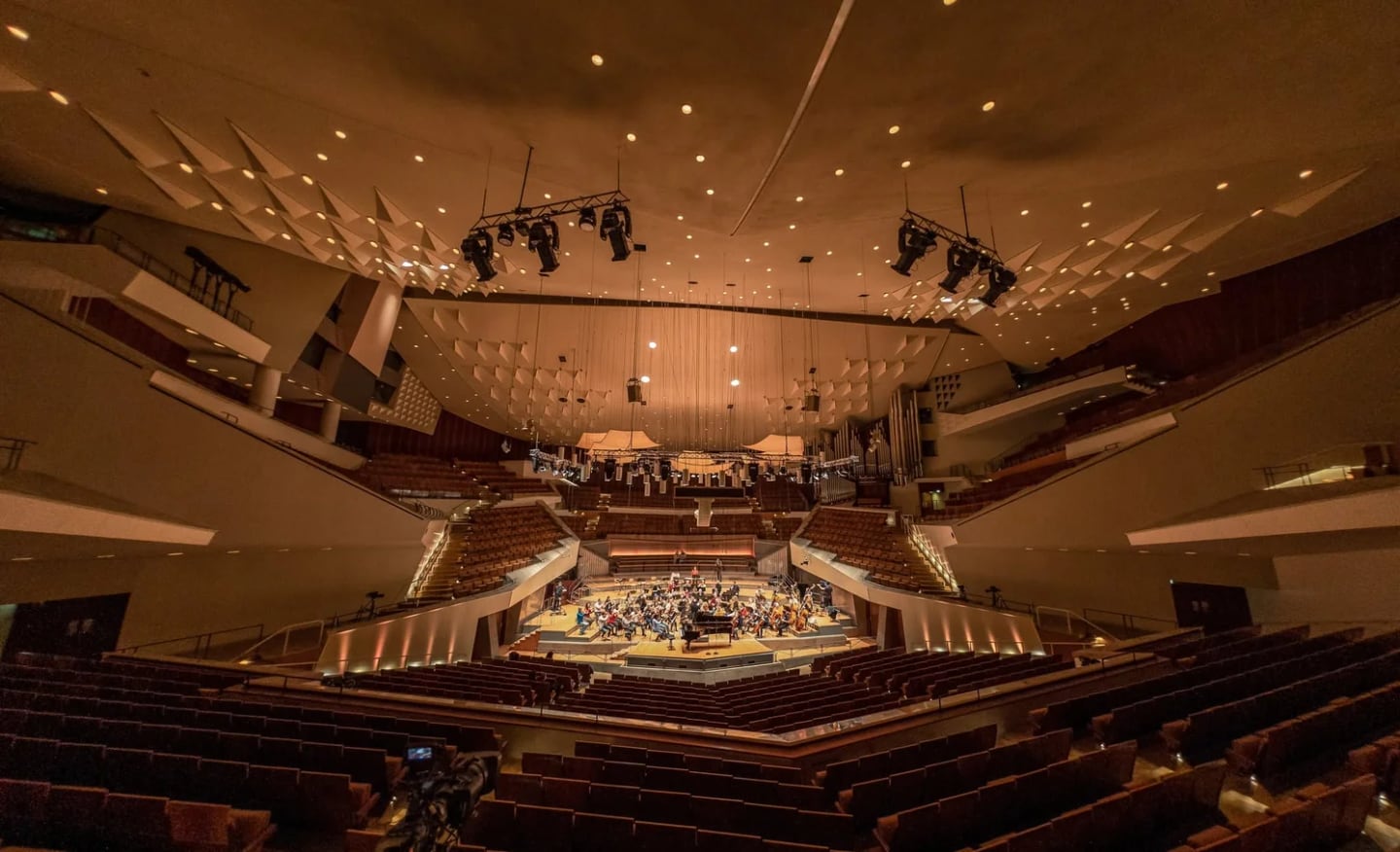 Concert photo: Sofia Philharmonic & Nayden Todorov visiting The Grand Hall at Berlin Philharmonic (12.12.2022)