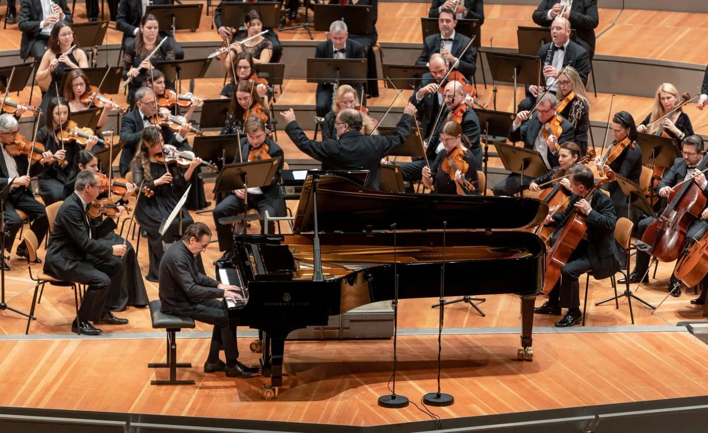 Concert photo: Sofia Philharmonic & Nayden Todorov visiting The Grand Hall at Berlin Philharmonic (12.12.2022)