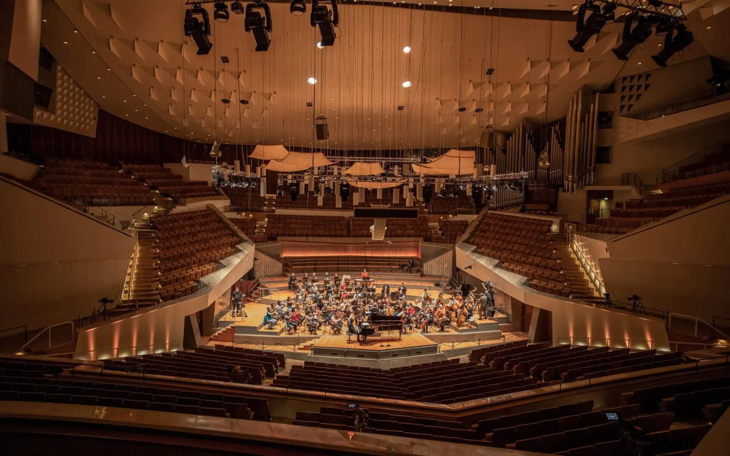 Concert photo: Sofia Philharmonic & Nayden Todorov visiting The Grand Hall at Berlin Philharmonic (12.12.2022)