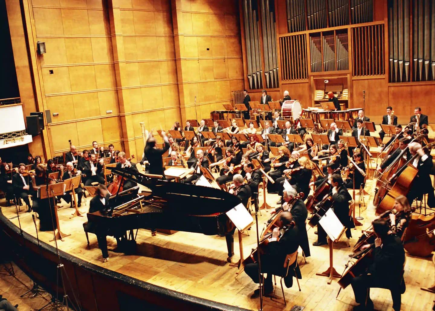 Concert photo: Symphony Concert with the music of Webber, Chuchkov & Gershwin under the baton of Nayden Todorov (24.03.2005)